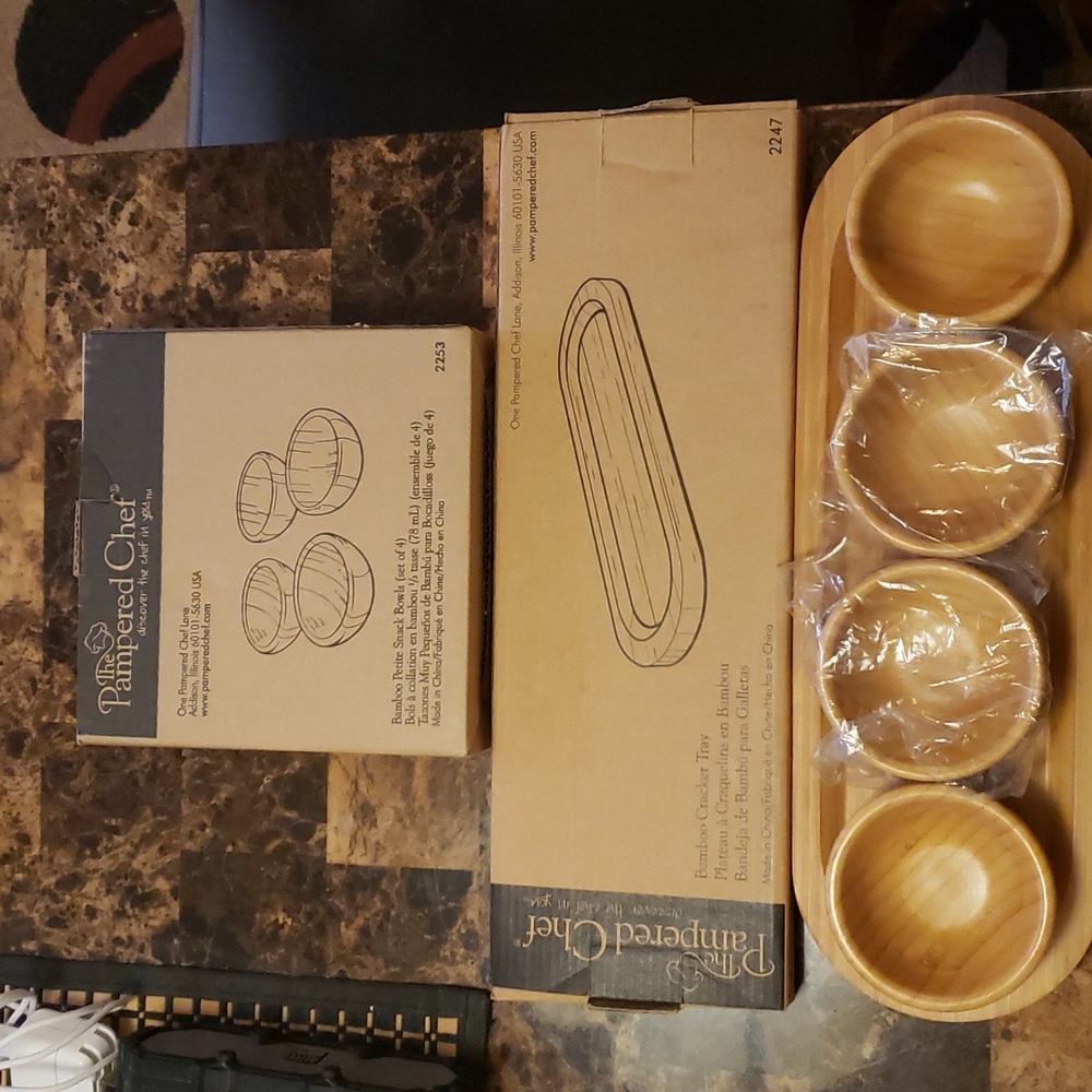 NIB Pampered Chef Bamboo Tray & Bowls